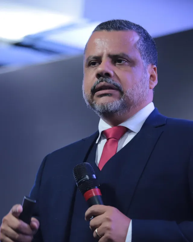 Cleidson Saldanha durante palestra, com microfone na mão